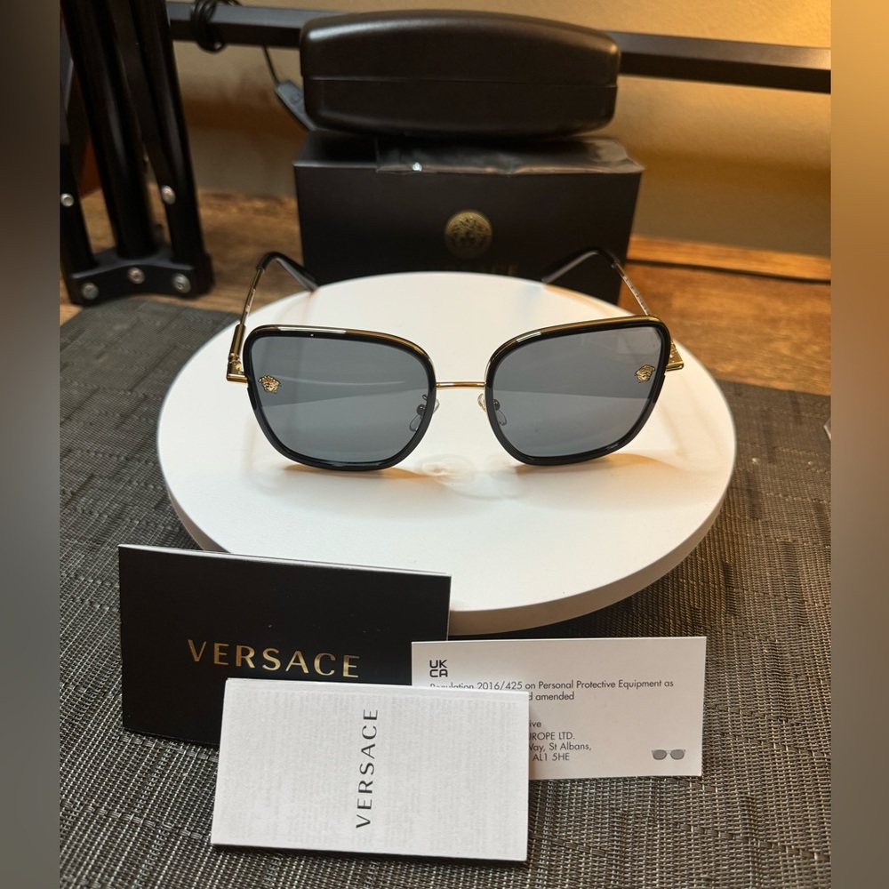 🎁GIFTABLE🎁BNIB Auth Versace 2247D “Medusa Glam” Sunnies-Black/Gray Gradient/Gold